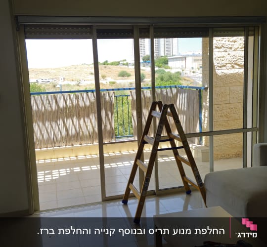 סולם וכלי עבודה ליד חלון עם תריסים